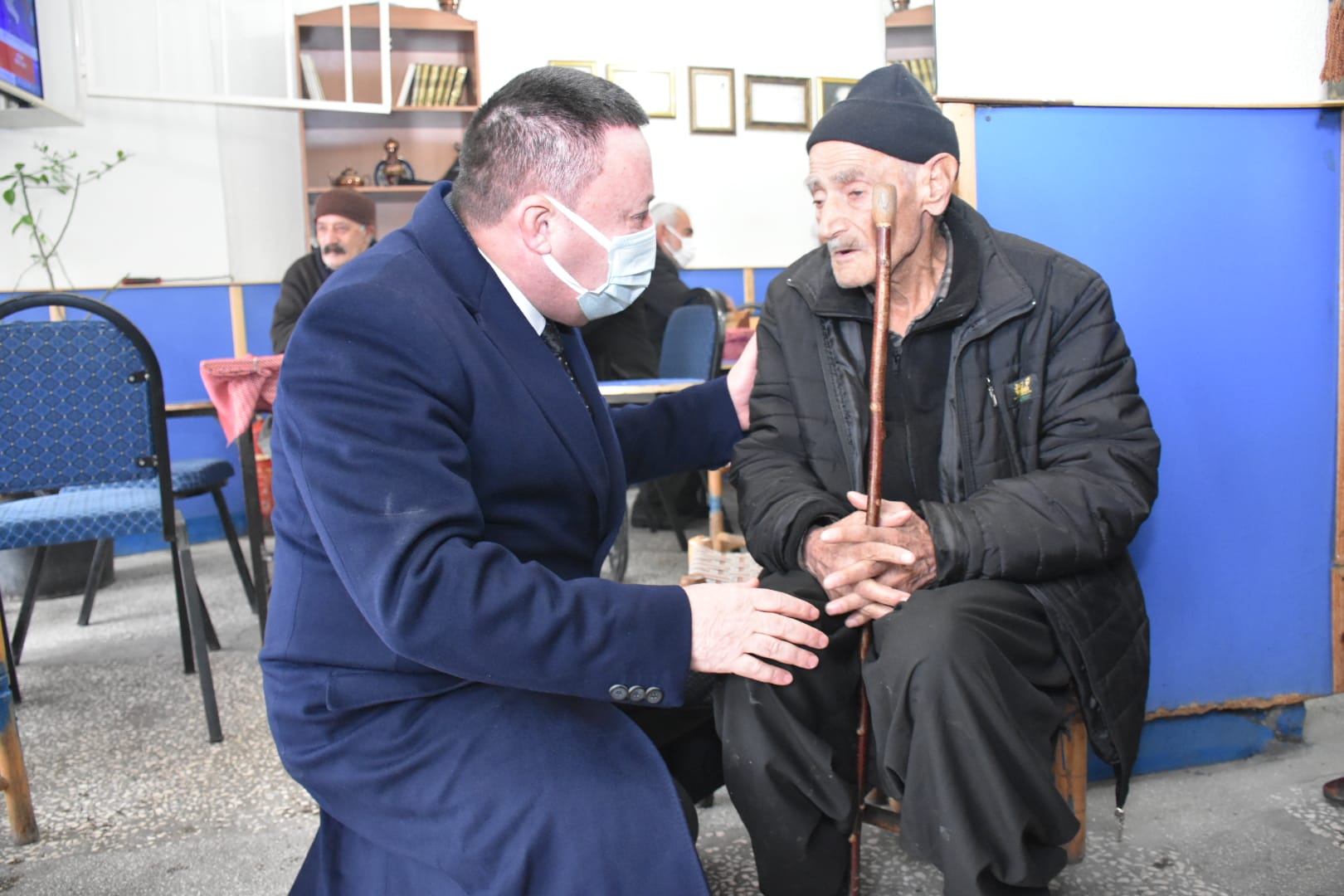 ODUN SOBASI ÖNÜNDE YÜREKLERİ ISITAN GÖRÜNTÜLER